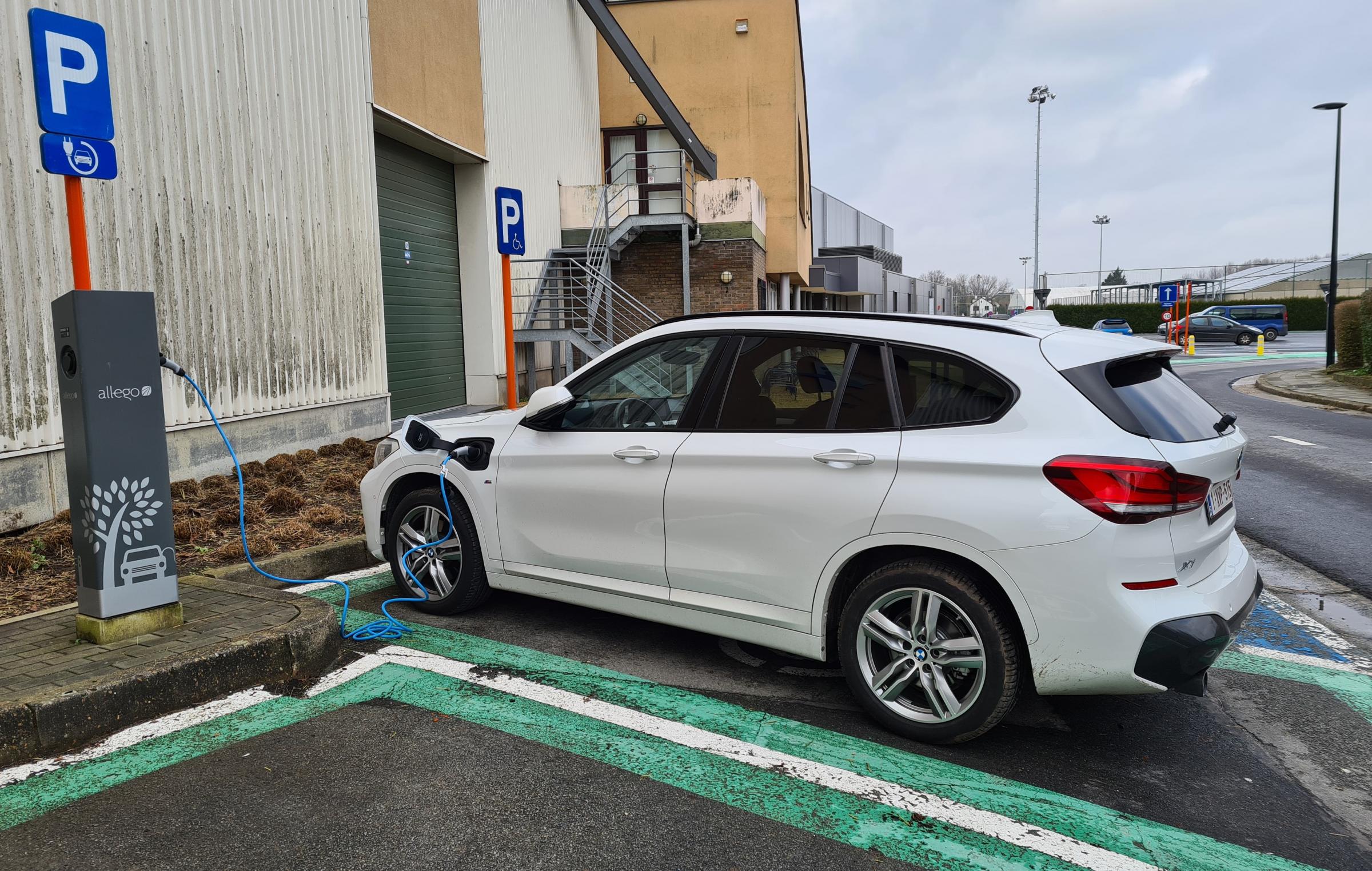 BMW X1 xDrive25e charging