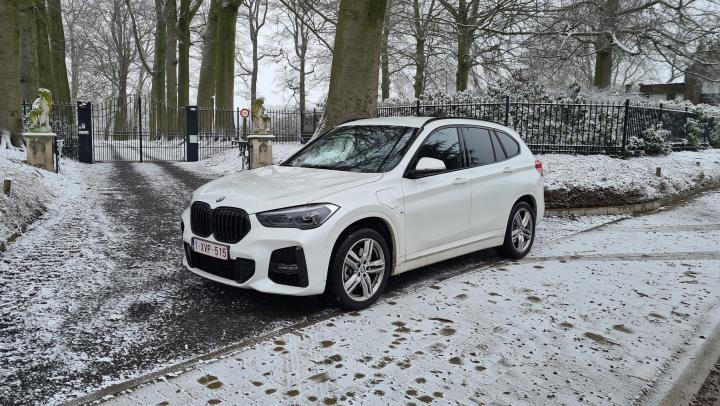 BMW X1 xDrive25e in the snow