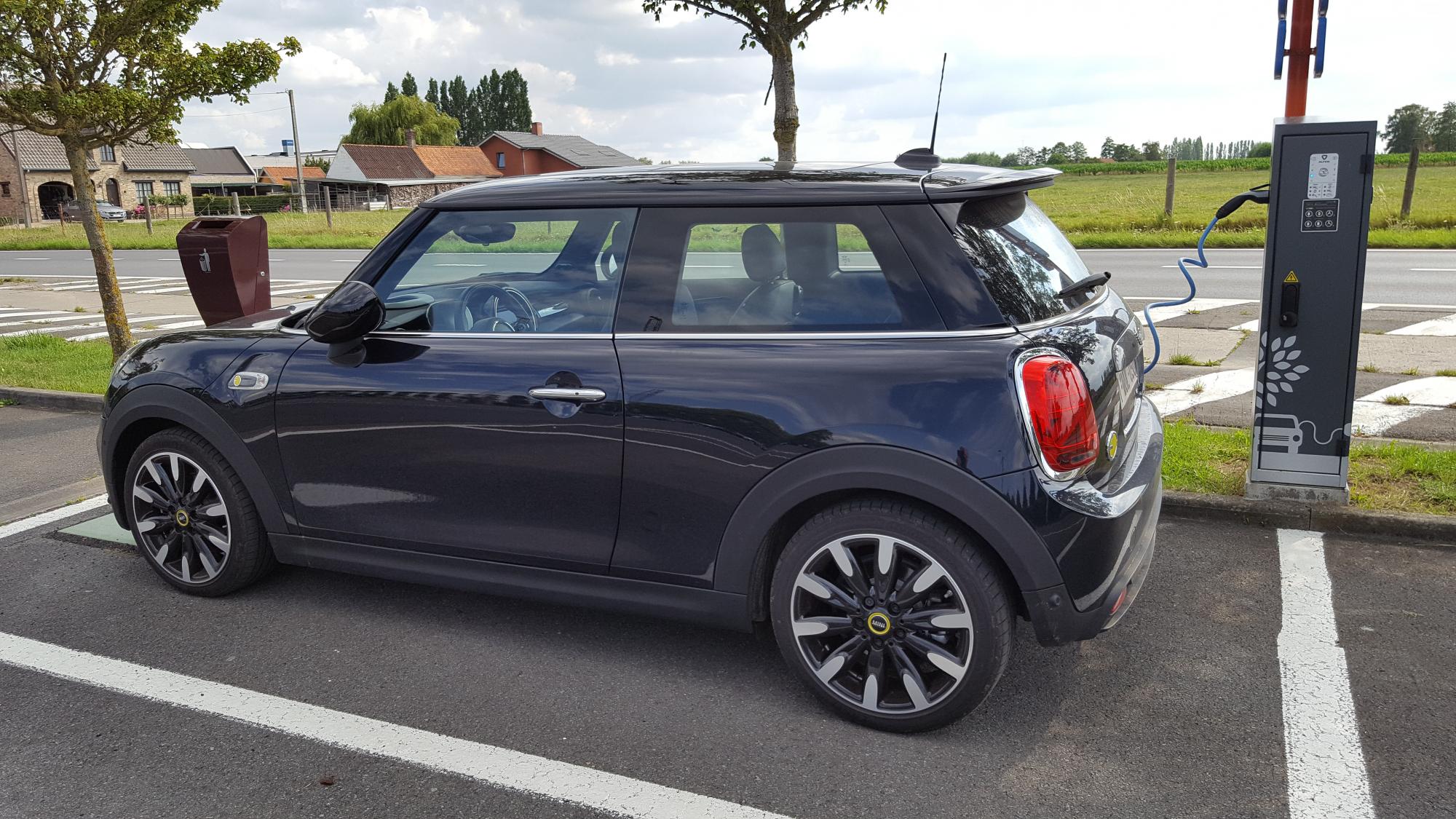 MINI E aan laadpaal