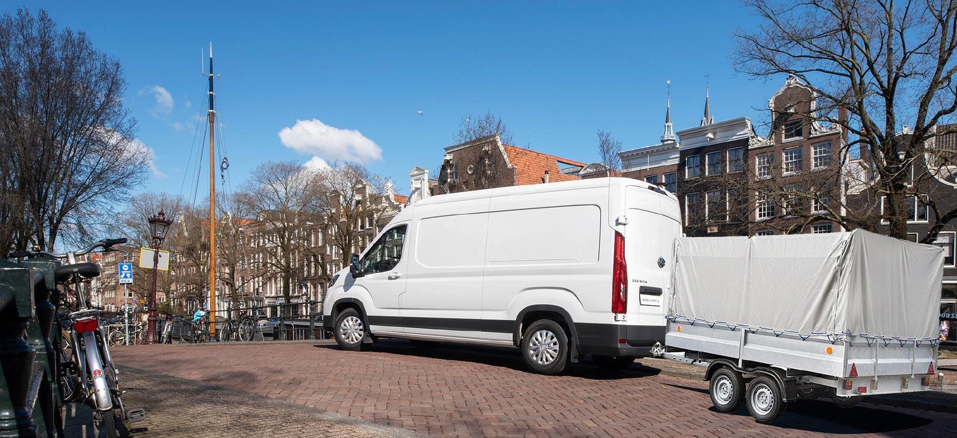Maxus eDELIVER9 with trailer