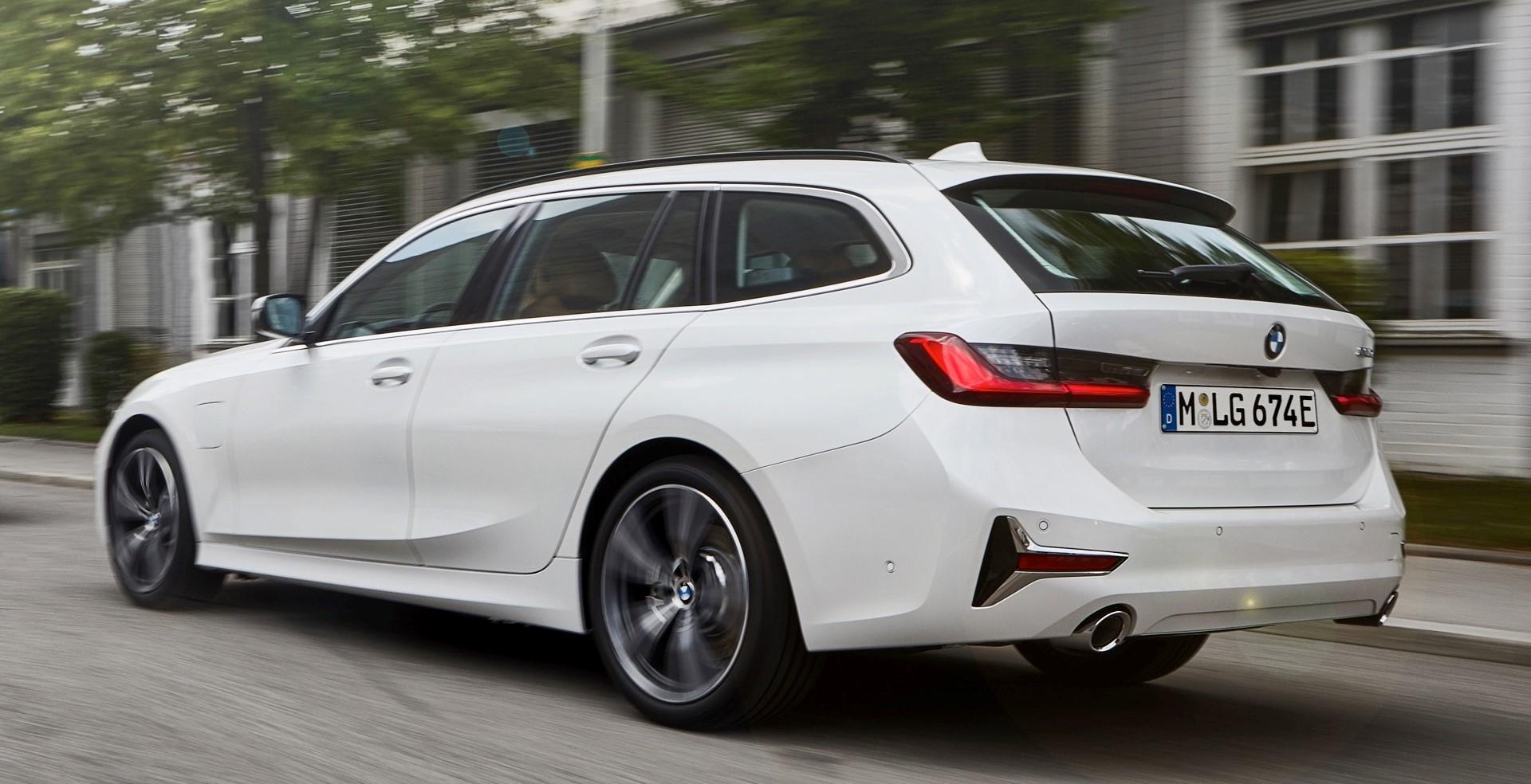 testverslag BMW 320e Touring rear view