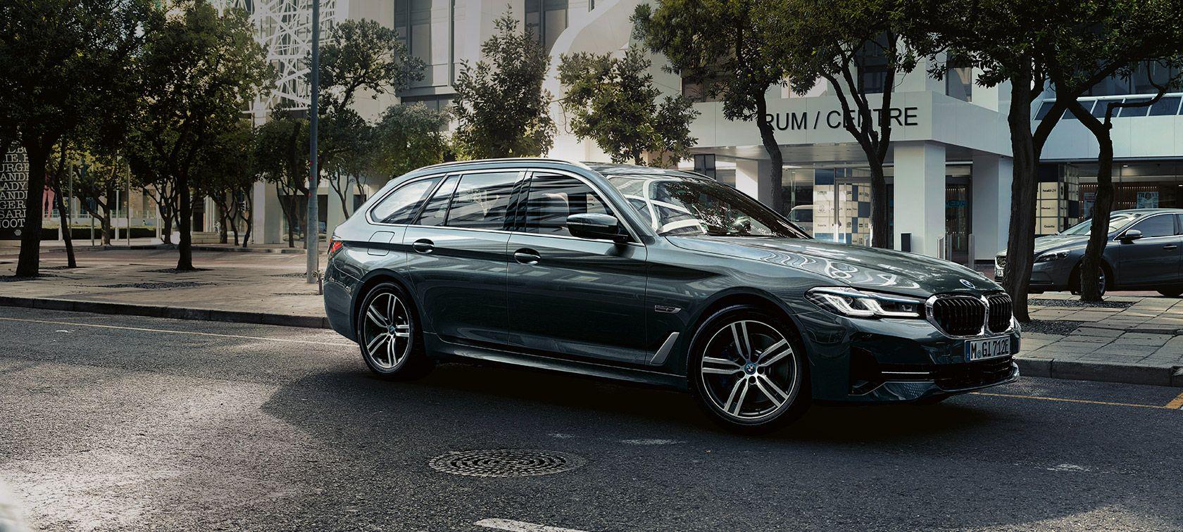 BMW 520e Touring side view