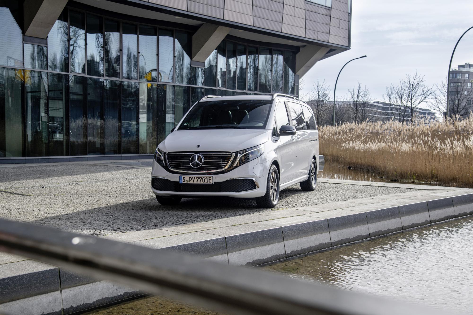 Mercedes-Benz EQV 300 L2 Font view