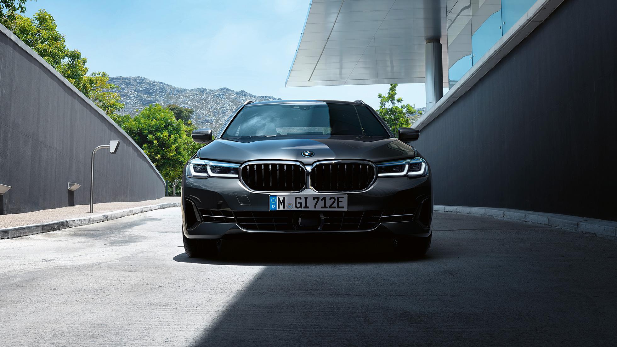 BMW 530e xDrive Touring front view