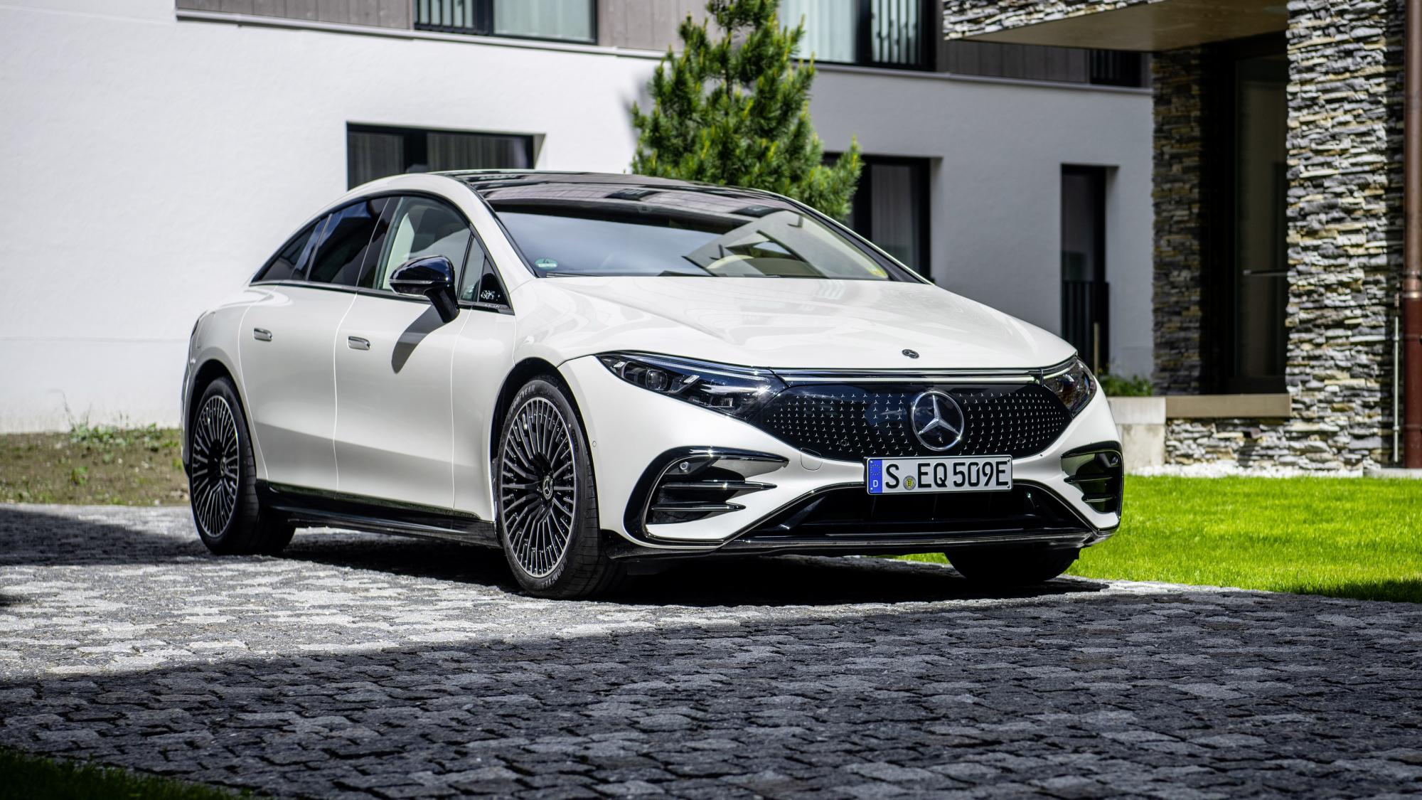 Mercedes-Benz EQS 450+ front view